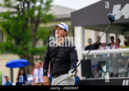 Sihwan Kim aus den USA schlägt bei der Endrunde des LIV Golf Invitational Bangkok auf dem Stonehill Golf Course in Bangkok, THAILAND, mit 10 ab Stockfoto