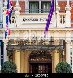 LONDON, Großbritannien - 25. AUGUST 2018: Fassade und Schild am Connaught Hotel in Carlos Place, Mayfair Stockfoto