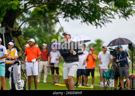 Sihwan Kim aus den USA schlägt bei der Endrunde des LIV Golf Invitational Bangkok auf dem Stonehill Golf Course in Bangkok, THAILAND, mit 11 ab Stockfoto