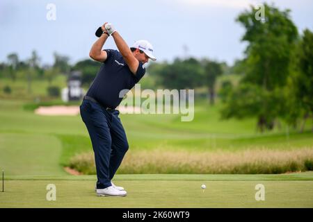 Patrick Reed aus den USA schlägt sich bei der Endrunde des LIV Golf Invitational Bangkok auf dem Stonehill Golf Course in Bangkok, THAILAND, mit 14 ab Stockfoto