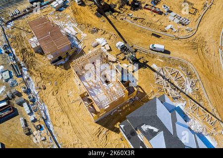 Es wird eine neue Unterteilung entwickelt, wobei auf der Baustelle noch nicht fertiggestellte Wohnhäuser in den Nachbarschaften gebaut werden Stockfoto