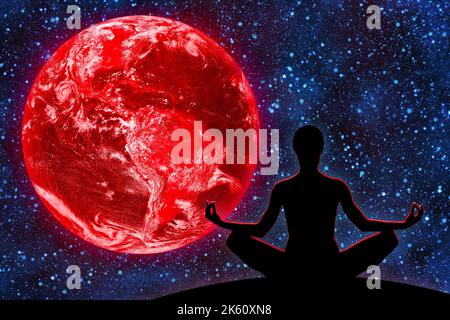 Weibliche Yoga-Figur vor dem Hintergrund des Universums und Red Planet Earth, apokalyptisch, Ende der Welt, Zerstörung des Planeten Erde Konzept. Stockfoto