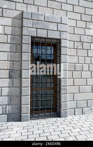 Altes klassisches Ziegelhaus mit Glastür und schwarzem Metallgeländer für die Sicherheit. Türstrukturen und Backgound. Hochwertige Fotos Stockfoto