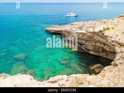 Cala Mariolu in Sardegna, Italien (Italien) - die berühmte touristische Attraktion an der wilden Ostküste der Insel Sardinien, Orosei Golf in der Gemeinde Baunei Stockfoto