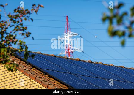 Die Abbildung zeigt den Start des Aster-Projekts, das am Dienstag, den 11. Oktober 2022, in Roeselare 395,000 Solarzellen für den sozialen Wohnungsbau einsetzen soll. BELGA FOTO KURT DESPLENTER Stockfoto