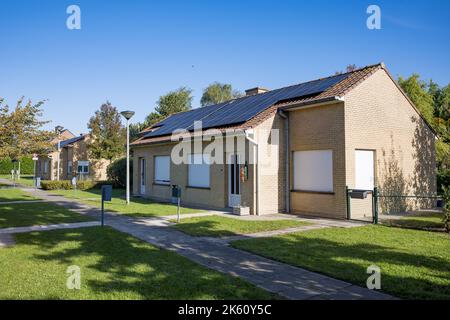 Die Abbildung zeigt den Start des Aster-Projekts, das am Dienstag, den 11. Oktober 2022, in Roeselare 395,000 Solarzellen für den sozialen Wohnungsbau einsetzen soll. BELGA FOTO KURT DESPLENTER Stockfoto