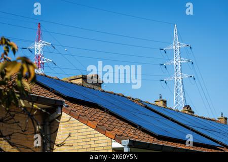 Die Abbildung zeigt den Start des Aster-Projekts, das am Dienstag, den 11. Oktober 2022, in Roeselare 395,000 Solarzellen für den sozialen Wohnungsbau einsetzen soll. BELGA FOTO KURT DESPLENTER Stockfoto