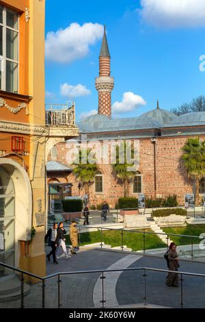 Plovdiv, Bulgarien - 25. November 2021: Dzhumaya Moschee und Ruinen des römischen Stadions im Stadtzentrum Stockfoto