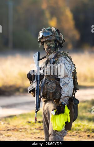 Nahaufnahme eines Soldaten in Militäruniform Stockfoto