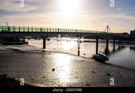 Shoreham , Brighton Großbritannien 11. October 2022 - Es ist ein schöner sonniger Tag in Shoreham-by-Sea, während die Menschen über die Fußgängerbrücke über den Fluss Adur wandern und radeln. : Credit Simon Dack / Alamy Live News Stockfoto