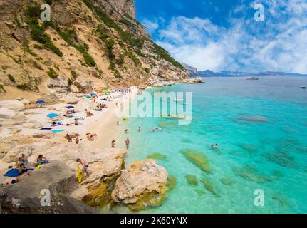 Cala Mariolu in Sardegna, Italien (Italien) - die berühmte touristische Attraktion an der wilden Ostküste der Insel Sardinien, Orosei Golf in der Gemeinde Baunei Stockfoto