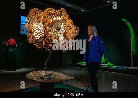 London, Großbritannien. 11. Oktober 2022. Ein Mitarbeiter mit „Lily Pad Tree“, 2018, von Nacho Carbonell bei einer Vorschau auf ‘Objects of Desire: Surrealismus und Design 1924 – Today“, eine neue Ausstellung im Design Museum in Kensington. Die Ausstellung untersucht das Verhältnis von Surrealismus in der bildenden Kunst zu Design mit 350 ausgestellten Werken und läuft vom 14. Oktober bis 19. Februar 2023. Kredit: Stephen Chung / Alamy Live Nachrichten Stockfoto