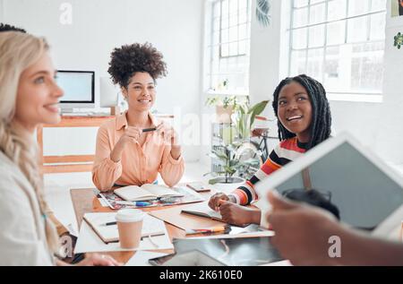 Eine Gruppe von verschiedenen Geschäftsleuten, die sich in einem modernen Büro auf der Arbeit treffen. Glückliche Kollegen, die ihren Kollegen bei einer Präsentation mit einem zuschauen Stockfoto