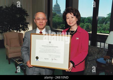 Büro des Sekretärs - Sekretärin Elaine Chao überreicht Zertifikat an Sam Mok Stockfoto