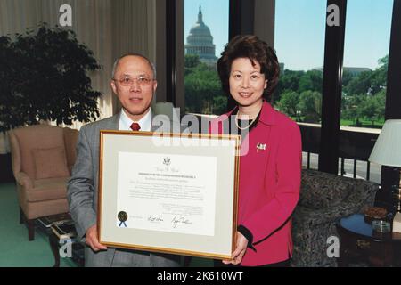 Büro des Sekretärs - Sekretärin Elaine Chao überreicht Zertifikat an Sam Mok Stockfoto