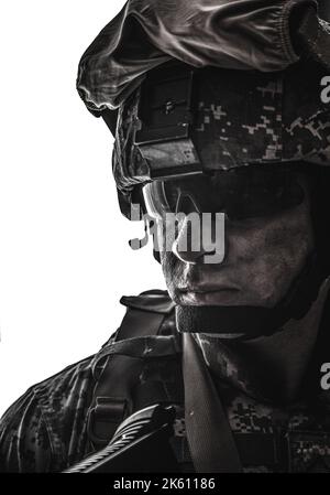 Schulterportrait eines Infanteriesoldaten der modernen Armee mit schmutzigem Gesicht in digitaler Tarnuniform, Kampfhelm, taktischer Sonnenbrille, die die Kamera entsättigt, isoliert auf weißem Hintergrund betrachtet Stockfoto