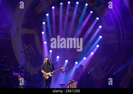 Oktober 10. 2022. Zagreb, Lisinski Concert Hall - der Auftritt der italienischen Coverband Pink Floyd History, mit einer spektakulären Lichtshow Stockfoto