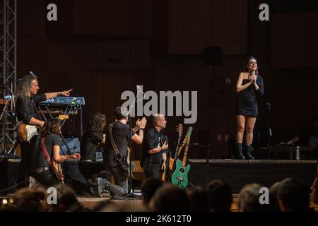 Oktober 10. 2022. Zagreb, Lisinski Concert Hall - der Auftritt der italienischen Coverband Pink Floyd History, mit einer spektakulären Lichtshow Stockfoto