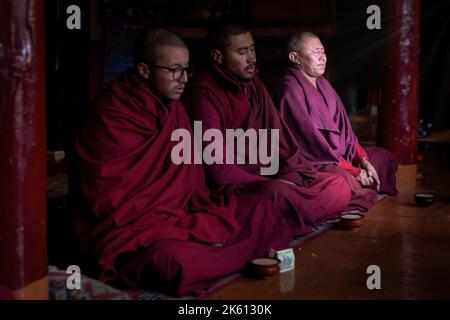 Mönche aus Lingshed Gompa (Kloster) während der Abenddämmerung, Lingshed, Ladakh, Indien Stockfoto