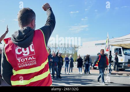 Le Havre, Frankreich, 11. Oktober 2022. Am 11. Oktober treffen sich Gewerkschafter und Mitarbeiter der CGT neben dem Raffineriestandort TotalEnergies in Gonfreville-l'Orcher, in der Nähe von Le Havre, Nordwest-Frankreich, 2022. Die Arbeiter stimmten für die Fortsetzung des Streiks um Löhne. Die französische Regierung drohte am Dienstag, die Blockaden von Raffinerien und Öldepots, die von streikenden Arbeitern gelähmt wurden, gewaltsam zu brechen, da Autofahrer weiterhin Tankstellen belagerten, in der Hoffnung, ihre Tanks zu füllen. Rund ein Drittel der französischen Tankstellen war als Streikaktion gegen den Energieriesen Tota immer noch schwach oder leer Stockfoto