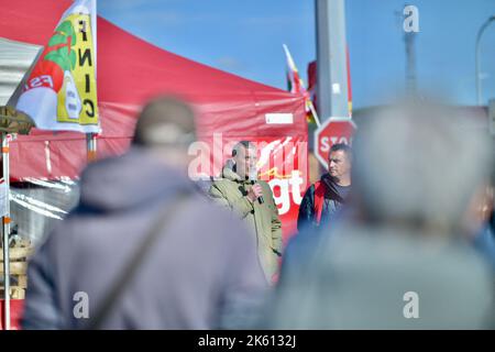 Le Havre, Frankreich, 11. Oktober 2022. Am 11. Oktober treffen sich Gewerkschafter und Mitarbeiter der CGT neben dem Raffineriestandort TotalEnergies in Gonfreville-l'Orcher, in der Nähe von Le Havre, Nordwest-Frankreich, 2022. Die Arbeiter stimmten für die Fortsetzung des Streiks um Löhne. Die französische Regierung drohte am Dienstag, die Blockaden von Raffinerien und Öldepots, die von streikenden Arbeitern gelähmt wurden, gewaltsam zu brechen, da Autofahrer weiterhin Tankstellen belagerten, in der Hoffnung, ihre Tanks zu füllen. Rund ein Drittel der französischen Tankstellen war als Streikaktion gegen den Energieriesen Tota immer noch schwach oder leer Stockfoto