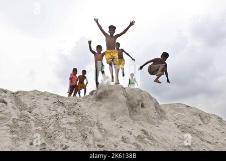 Dhaka, Bangladesch - 24. September 2022: Es versteht sich von selbst, dass Kinder in Dhaka City keinen Platz zum Spielen haben, also spielen sie auf Sand Stockfoto