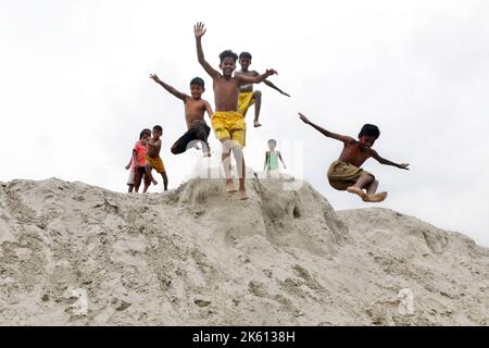 Dhaka, Bangladesch - 24. September 2022: Es versteht sich von selbst, dass Kinder in Dhaka City keinen Platz zum Spielen haben, also spielen sie auf Sand Stockfoto