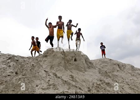 Dhaka, Bangladesch - 24. September 2022: Es versteht sich von selbst, dass Kinder in Dhaka City keinen Platz zum Spielen haben, also spielen sie auf Sand Stockfoto