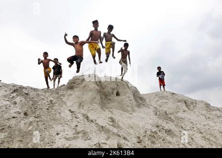 Dhaka, Bangladesch - 24. September 2022: Es versteht sich von selbst, dass Kinder in Dhaka City keinen Platz zum Spielen haben, also spielen sie auf Sand Stockfoto