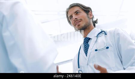 Zwei Ärzte Treffen im Krankenhaus-Empfangsbereich Stockfoto