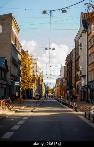 Nachmittags Blick auf die Straße im Herbst mit Schatten und grellem Sonnenlicht in Riga Stockfoto