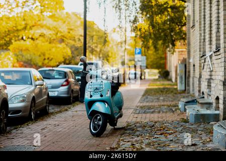 Oldschool türkisfarbenen vespa Roller auf Bürgersteig Stockfoto