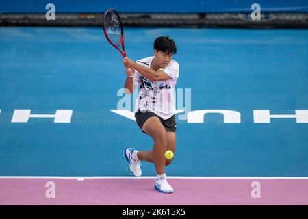 HUA HIN, THAILAND – 11. OKTOBER: Luksika Kumkhum aus Thailand im ersten Runde gegen Zhibek Kulambayeva aus Kasachstan bei der CAL-COMP & CCAU INDUSTRY 4,0 ITF TENNIS TOUR 2022 in der True Arena Hua hin am 11. Oktober 2022 in HUA HIN, THAILAND (Foto: Peter van der Klooster/Alamy Live News) Stockfoto