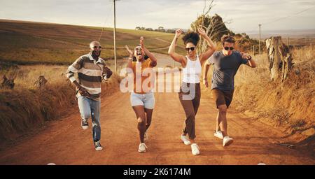 Safari, Wandern und Freunde singen im Sommer gemeinsam im Urlaub in der Natur von Kairo. Gruppe von verspielten, komischen und lustigen Menschen mit Tanz auf dem Walk-in Stockfoto