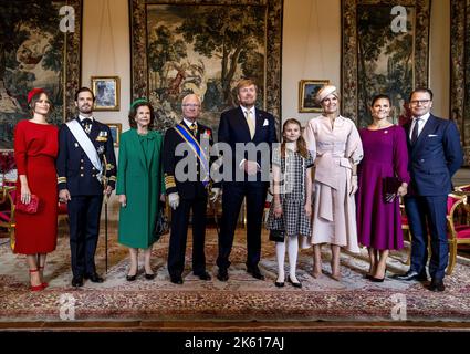 STOCKHOLM - Schweden, 2022-10-11 12:43:12 STOCKHOLM - (von links nach rechts) Prinzessin Sofia, Prinz Carl Philip, Königin Silvia, König Carl Gustaf, König Willem-Alexander, Prinzessin Estelle, Königin Maxima, Kronprinzessin Victoria und Prinz Daniel bei einer Fotogelegenheit im Königlichen Palast. Der dreitägige Besuch des Königspaares in Schweden konzentriert sich auf die Themen Energiewende, Nachhaltigkeit, Biowissenschaften und intelligente Mobilität. ANP REMKO DE WAAL netherlands Out - belgium Out Credit: ANP/Alamy Live News Stockfoto