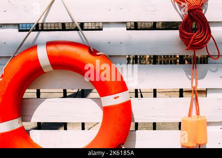 Rettungsring und Ausrüstung, um am Strand am Meer zu helfen Stockfoto