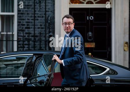 Downing Street, London, Großbritannien. 11.. Oktober 2022. Die Minister nehmen an der ersten Kabinettssitzung in der Downing Street 10 seit der Konferenz der Konservativen Partei in der vergangenen Woche Teil. Simon Clarke, MP, Staatssekretär für die Aufheitung, Wohnungsbau und Gemeinden. Foto:Amanda Rose/Alamy Live News Stockfoto