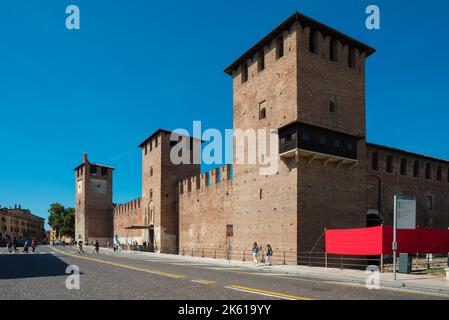 Castelvecchio Verona, Blick im Sommer auf die Südwand und Eingang der mittelalterlichen Festung Castelvecchio im historischen Zentrum von Verona, Italien Stockfoto