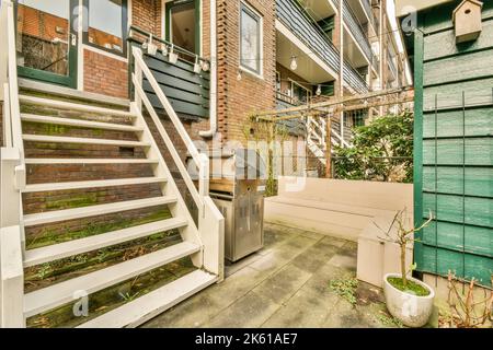 Hinterhof eines Hauses mit Treppen neben anderen Häusern aufgereiht Stockfoto