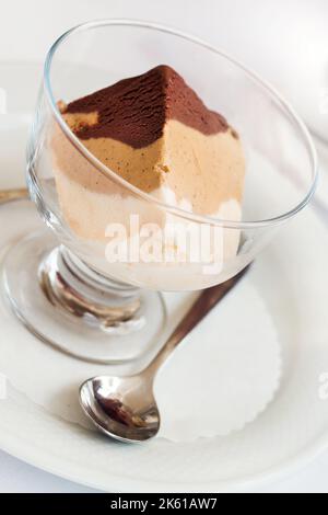 Eine Kombination aus drei Gelato-Geschmacksrichtungen - dunkle Schokolade, Kaffee und Vanille (selektiver Fokus) Stockfoto