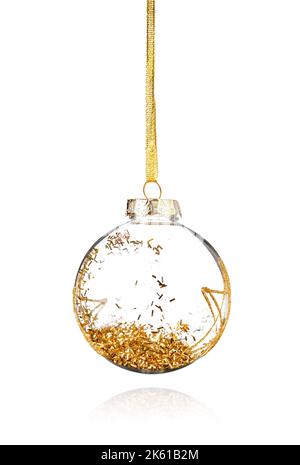 Transparentes isoliertes Weihnachtsornament mit goldenen Glitzern auf weißem Hintergrund. Stockfoto