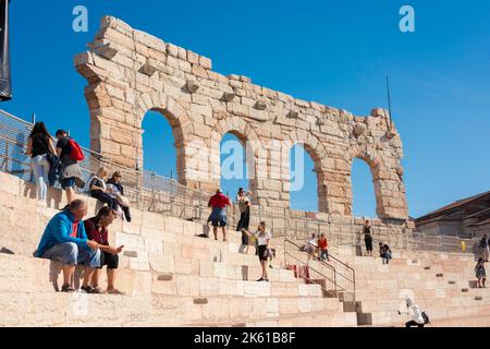 Verona Arena, Blick im Sommer von Menschen erkunden das Innere des alten römischen Amphitheater im Zentrum von Verona, Italien. Stockfoto