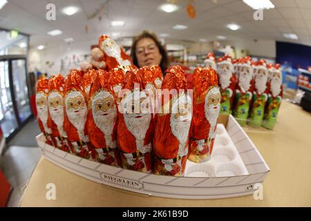 Wernigerode, Deutschland. 11. Oktober 2022. Schokoladen-Santas stehen im Fabrikverkauf der Wergona Schokoladenfabrik. Die Produktion des Weihnachtssortiments befindet sich derzeit in der Endphase. Die Adventskalender und Weihnachtsschokoladen aus Wernigerode haben eine lange Tradition und werden in viele Länder exportiert. Quelle: Matthias Bein/dpa/Alamy Live News Stockfoto