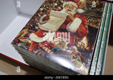 Wernigerode, Deutschland. 11. Oktober 2022. Adventskalender liegen in der Produktionshalle der Wergona Schokoladenfabrik. Die Produktion des Weihnachtskalenders befindet sich derzeit in der Endphase. Die Adventskalender und Weihnachtsschokoladen aus Wernigerode haben eine lange Tradition und werden in viele Länder exportiert. Quelle: Matthias Bein/dpa/Alamy Live News Stockfoto