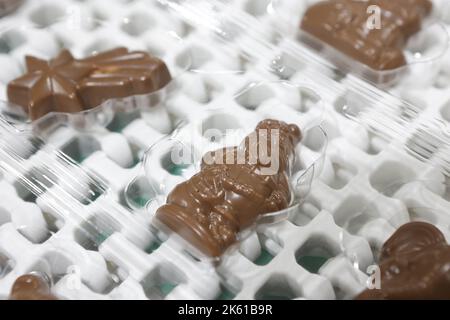 Wernigerode, Deutschland. 11. Oktober 2022. Ansicht einer Schokoladenfigur für einen Adventskalender. Die Produktion des Weihnachtskalenders befindet sich derzeit in der Endphase. Die Adventskalender und Weihnachtsschokoladen aus Wernigerode haben eine lange Tradition und werden in viele Länder exportiert. Quelle: Matthias Bein/dpa/Alamy Live News Stockfoto