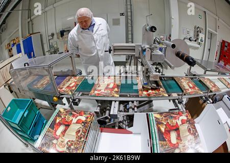 Wernigerode, Deutschland. 11. Oktober 2022. In der Schokoladenfabrik Wergona Rollen Adventskalender vom Produktionsband. Die Produktion des Weihnachtskalenders befindet sich derzeit in der Endphase. Die Adventskalender und Weihnachtsschokoladen aus Wernigerode haben eine lange Tradition und werden in viele Länder exportiert. Quelle: Matthias Bein/dpa/Alamy Live News Stockfoto