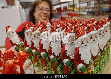 Wernigerode, Deutschland. 11. Oktober 2022. Schokoladen-Santas stehen im Fabrikverkauf der Wergona Schokoladenfabrik. Die Produktion des Weihnachtssortiments befindet sich derzeit in der Endphase. Die Adventskalender und Weihnachtsschokoladen aus Wernigerode haben eine lange Tradition und werden in viele Länder exportiert. Quelle: Matthias Bein/dpa/Alamy Live News Stockfoto