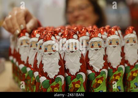 Wernigerode, Deutschland. 11. Oktober 2022. Schokoladen-Santas stehen im Fabrikverkauf der Wergona Schokoladenfabrik. Die Produktion des Weihnachtssortiments befindet sich derzeit in der Endphase. Die Adventskalender und Weihnachtsschokoladen aus Wernigerode haben eine lange Tradition und werden in viele Länder exportiert. Quelle: Matthias Bein/dpa/Alamy Live News Stockfoto