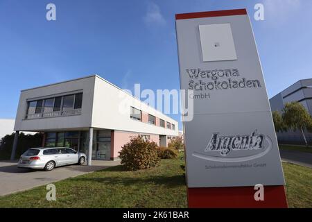 Wernigerode, Deutschland. 11. Oktober 2022. Blick auf die Schokoladenfabrik von Wergona. Die Produktion des Weihnachtssortiments befindet sich derzeit in der Endphase. Die Adventskalender und Weihnachtsschokoladen aus Wernigerode haben eine lange Tradition und werden in viele Länder exportiert. Quelle: Matthias Bein/dpa/Alamy Live News Stockfoto