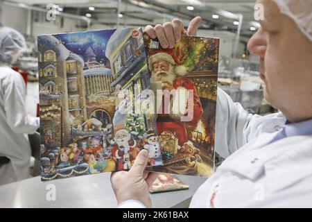 Wernigerode, Deutschland. 11. Oktober 2022. In der Produktionshalle der Schokoladenfabrik Wergona werden Adventskalender produziert. Die Produktion des Weihnachtskalenders befindet sich derzeit in der Endphase. Die Adventskalender und Weihnachtsschokoladen aus Wernigerode haben eine lange Tradition und werden in viele Länder exportiert. Quelle: Matthias Bein/dpa/Alamy Live News Stockfoto